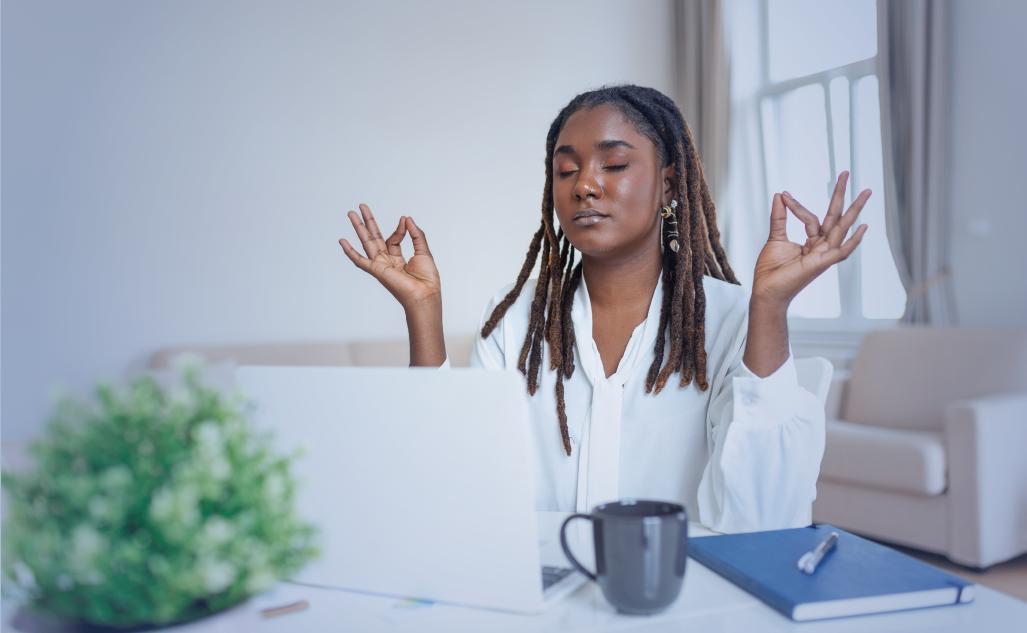 Une femme médite sur son lieu de travail